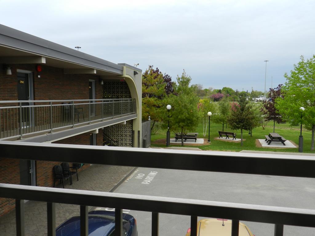 Capri Inn Saint Catharines ภายนอก รูปภาพ